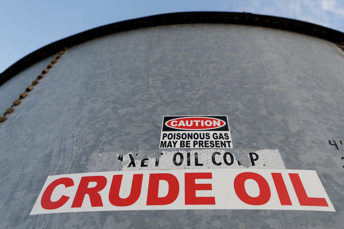 Нефть подешевела более чем на 5 долларов, поскольку Байден ожидал снижения стоимости топлива в США