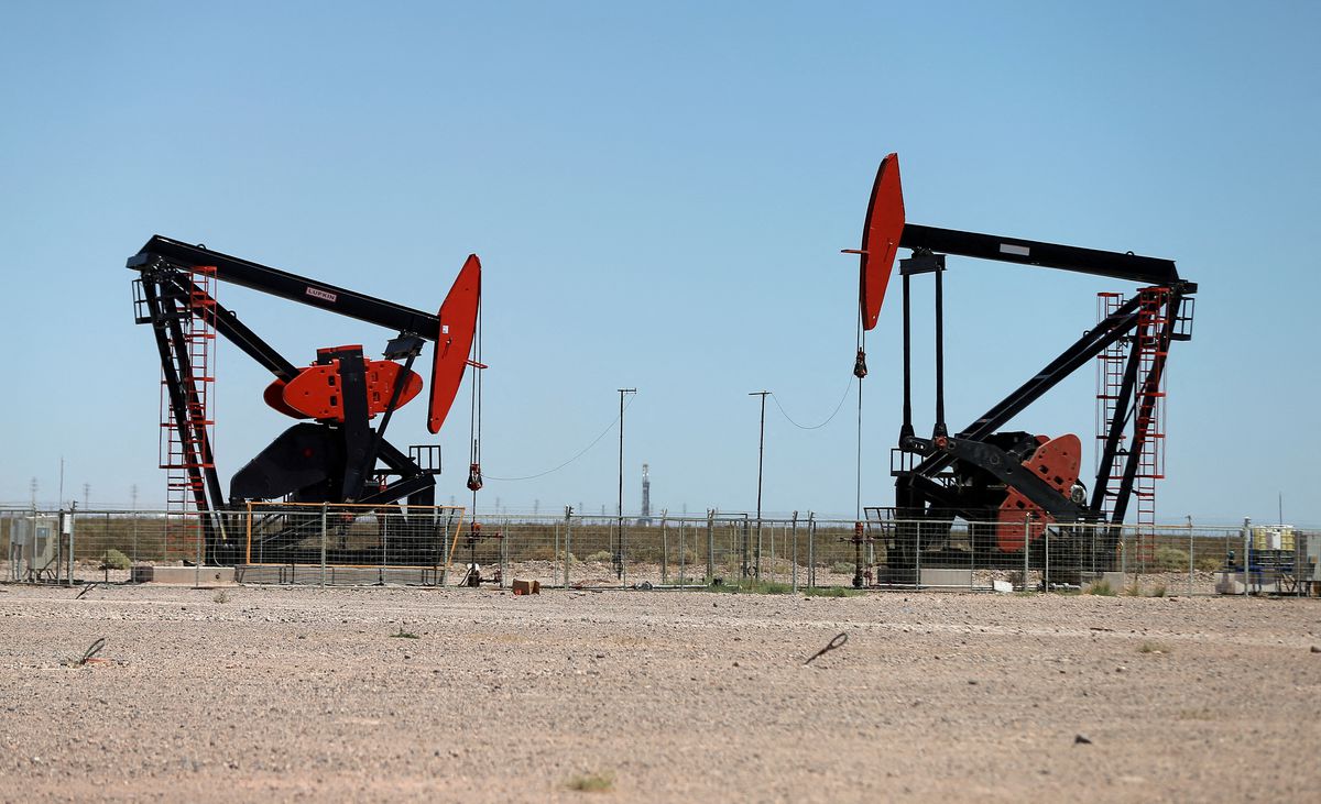 Нефть дешевеет на 2% из-за опасений, что замедление экономики может повлиять на спрос на топливо