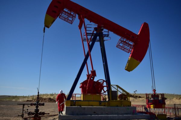 Цены на нефть стабилизировались после падения почти до 6-месячного минимума