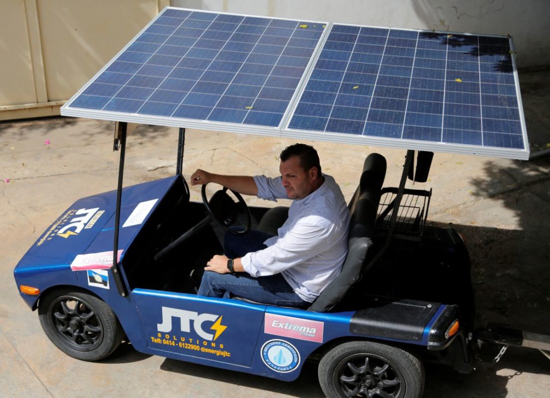 В венесуэльском нефтяном городке автомобиль на солнечных батареях спасает
