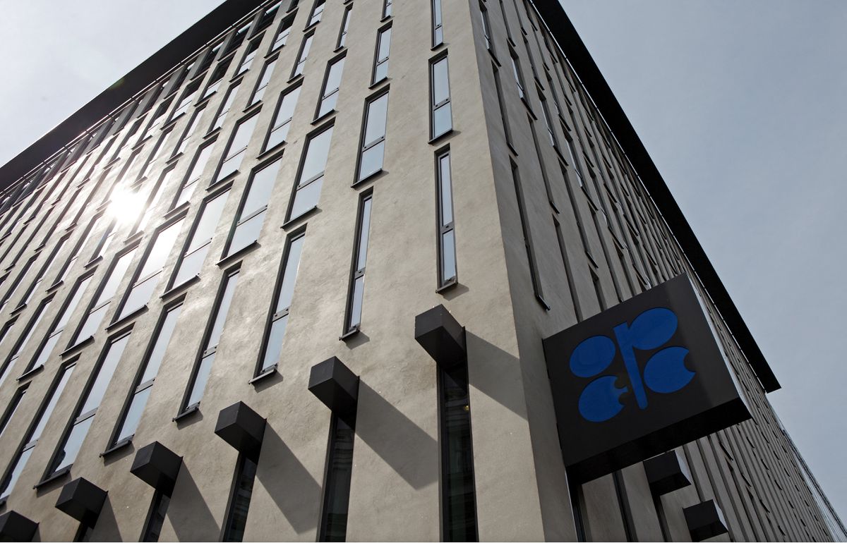 ОПЕК+ договорилась о небольшом сокращении добычи нефти