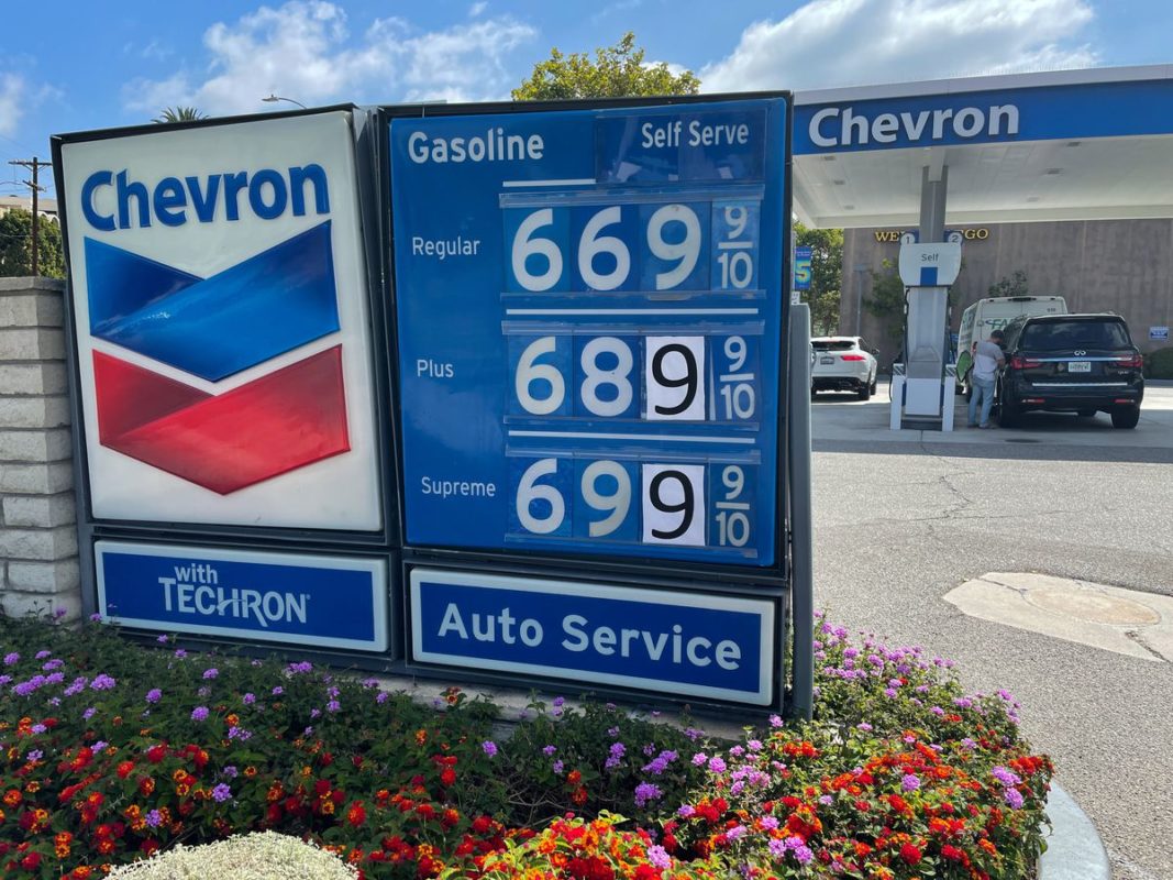 Белый дом снова раскритиковал выкуп акций крупных нефтяных компаний, так как прибыль Chevron удвоилась