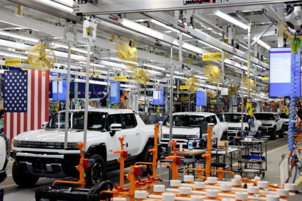 GM обещает увеличить количество рабочих мест в следующем году, несмотря на переход на электромобили