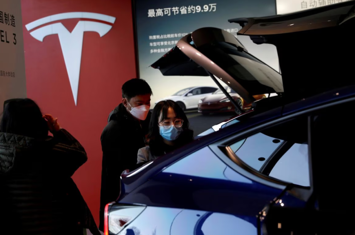 Продажи электромобилей Tesla китайского производства упали на 31% в июле м/м